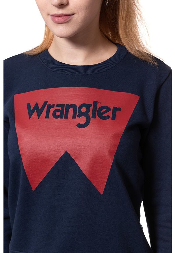 Wrangler - BLUZA WRANGLER DAMSKA LOGO CREW NAVY W6087HY35 112130466. Okazja: na randkę, na co dzień, na imprezę, na spacer. Materiał: guma, bawełna, jeans, materiał. Długość rękawa: długi rękaw. Długość: krótkie. Wzór: napisy, nadruk, aplikacja. Sezon: lato. Styl: casual