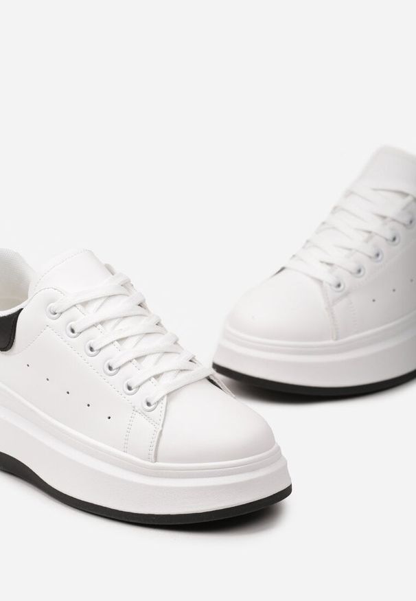 Born2be - Biało-Czarne Sneakersy z Ekoskóry na Platformie ze Sznurowaniem Telretia. Kolor: biały. Obcas: na platformie