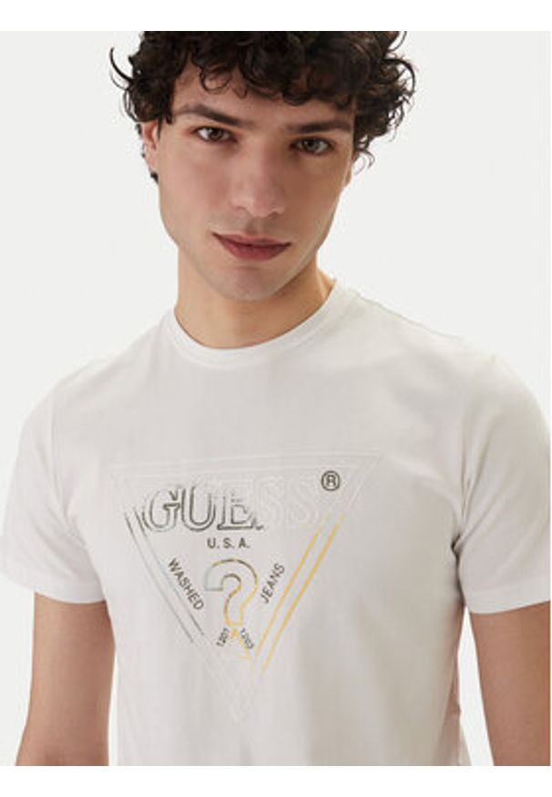 Guess T-Shirt M6GI11 K2992 Biały Slim Fit. Kolor: biały. Materiał: bawełna