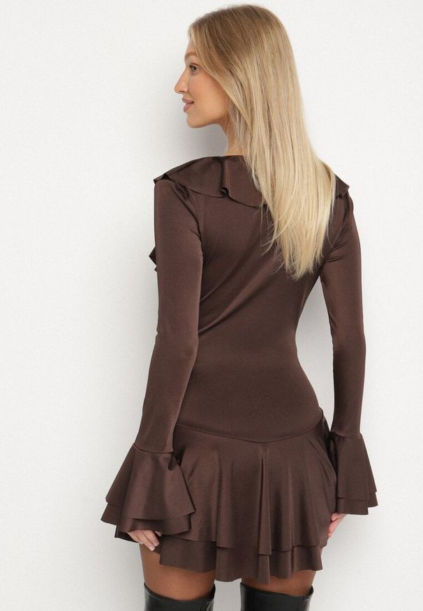 Born2be - Brązowa Taliowana Sukienka Zdobiona Falbankami Tiraneda. Okazja: na imprezę. Typ kołnierza: kołnierz z falbankami. Kolor: brązowy. Wzór: aplikacja. Typ sukienki: proste. Styl: elegancki