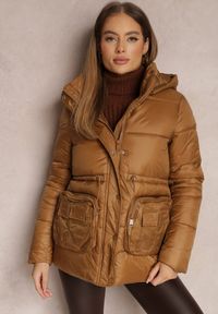 Renee - Brązowa Kurtka Pikowana Ściągana w Talii Althomene. Okazja: na co dzień. Kolor: brązowy. Długość rękawa: długi rękaw. Długość: długie. Styl: casual #6