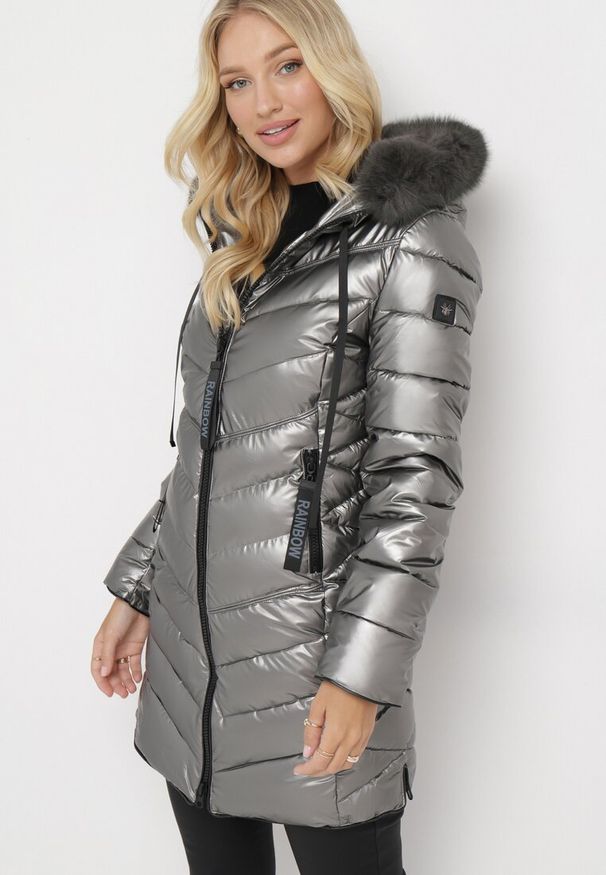 Born2be - Srebrna Pikowana Kurtka z Kapturem Ozdobionym Futerkiem Kavenna. Typ kołnierza: kaptur. Kolor: srebrny. Materiał: futro. Wzór: aplikacja