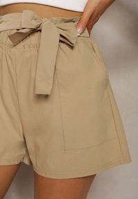 Renee - Beżowe Szorty Bermudy High Waist z Dodatkiem Bawełny Wiązane w Pasie Quisevia. Stan: podwyższony. Kolor: beżowy. Materiał: bawełna. Sezon: lato