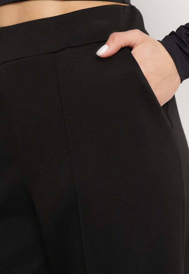 Born2be - Czarne Szerokie Spodnie z Wiskozą w Kant Silhiris. Okazja: do pracy. Kolor: czarny. Materiał: wiskoza. Styl: elegancki, klasyczny
