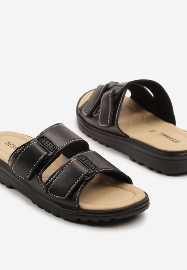 Born2be - Czarne Klapki z Paskami Zapinanymi na Rzep Tananissea. Okazja: na co dzień, na spotkanie biznesowe, do pracy. Kolor: czarny. Styl: wizytowy, casual, elegancki, biznesowy, klasyczny