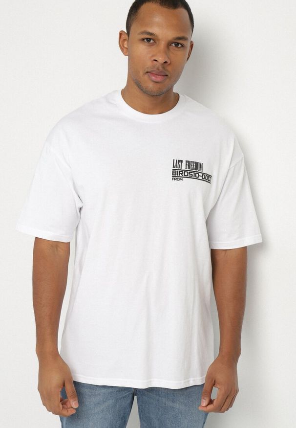 Born2be - Biała Koszulka T-shirt z Ozdobnym Napisem i Nadrukiem na Plecach Ballis. Kolor: biały. Materiał: jeans. Wzór: napisy, nadruk
