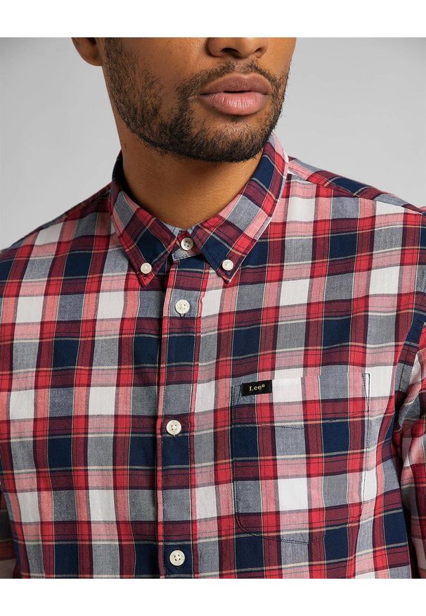 Lee - KOSZULA MĘSKA LEE BUTTON DOWN AURORA RED L880KSNV 112123225. Typ kołnierza: button down