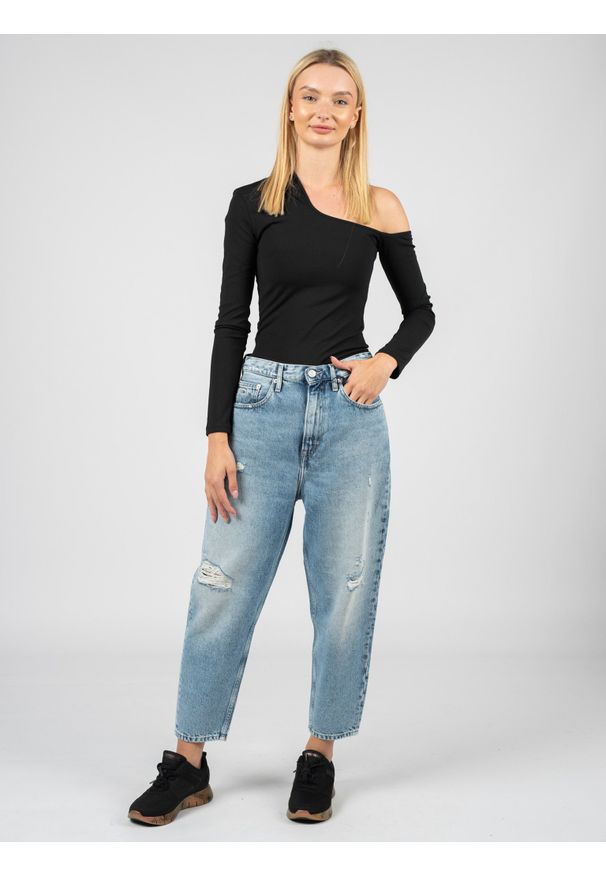 TOMMY HILFIGER - Tommy Jeans Jeansy "Mom Jean" | DW0DW11488 | Mom Jean | Kobieta | Niebieski. Stan: podwyższony. Kolor: niebieski. Wzór: aplikacja