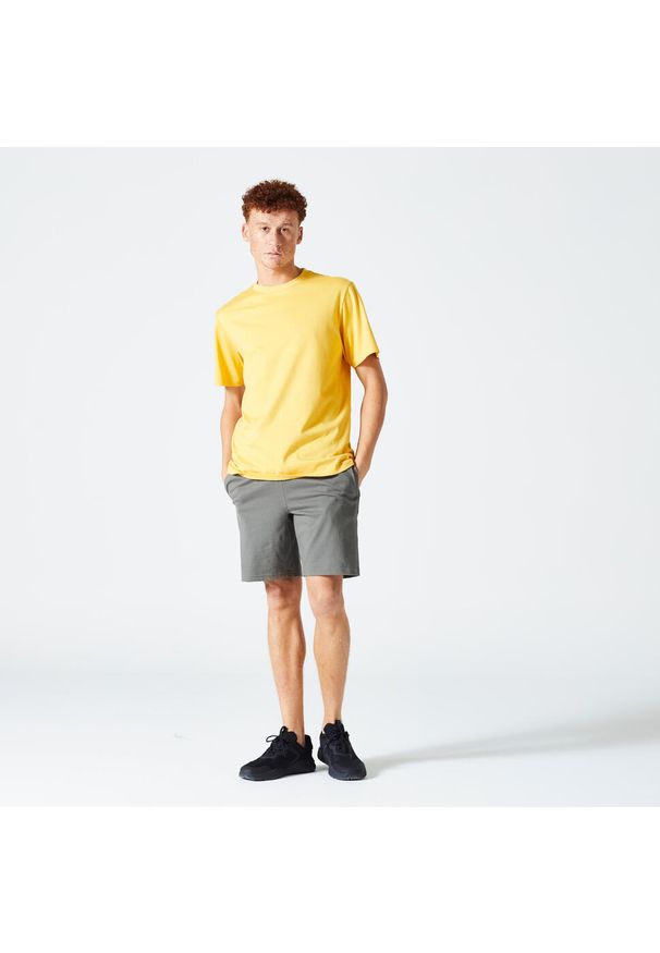 DOMYOS - Spodenki fitness męskie Domyos 500 Essentials. Kolor: zielony, wielokolorowy, brązowy. Materiał: włókno, materiał, bawełna. Wzór: ze splotem. Sport: fitness