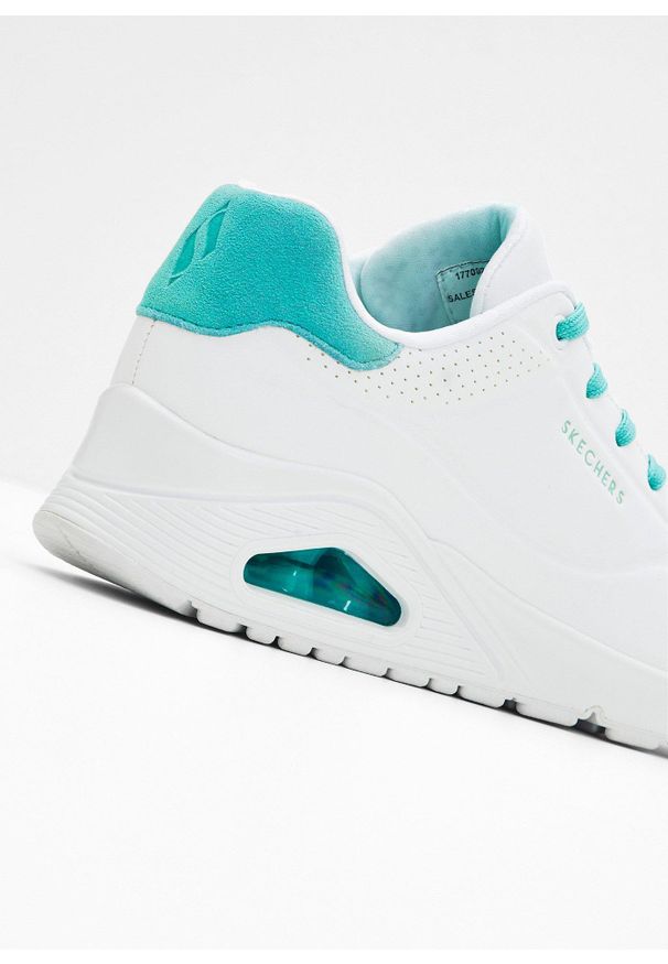 bonprix - Sneakersy marki Skechers z pianką memory. Kolor: biały