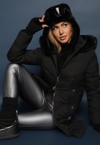 Renee - Czarna Kurtka o Fasonie Płaszcza z Pikowaniem i Futrzanym Kapturem Mavila. Kolor: czarny. Materiał: futro. Długość: długie #3