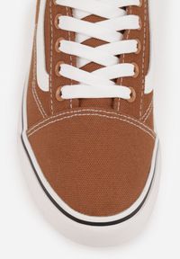 Born2be - Brązowe Trampki w Klasycznym Stylu z Ozdobnymi Przeszyciami Mirasena. Okazja: na co dzień. Kolor: brązowy. Materiał: jeans. Szerokość cholewki: normalna. Styl: klasyczny #5