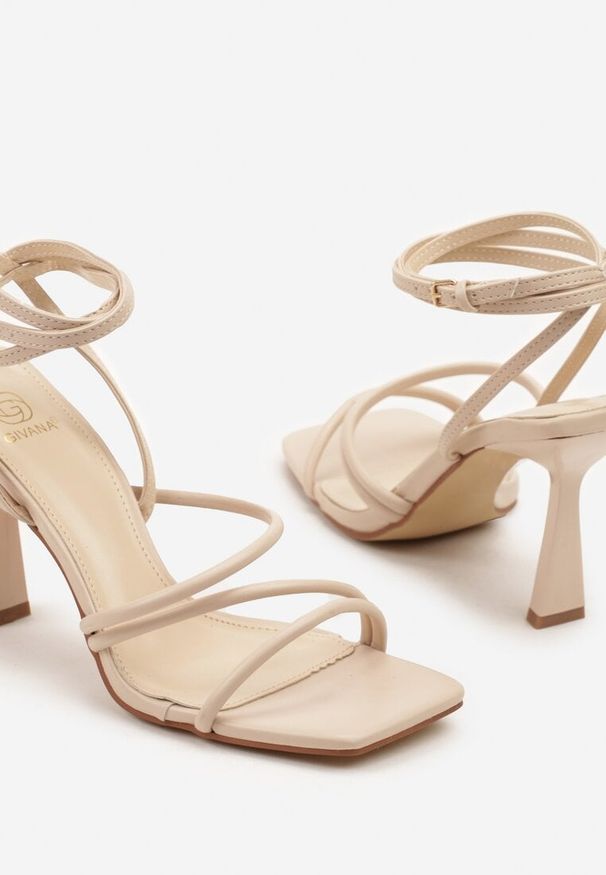 Renee - Beżowe Sandały na Szpilce Ozdobione Kwadratowym Noskiem Atalina. Okazja: na co dzień, do pracy, na spotkanie biznesowe. Zapięcie: sprzączka. Kolor: beżowy. Materiał: jeans. Wzór: aplikacja. Obcas: na szpilce. Styl: casual, biznesowy, elegancki. Wysokość obcasa: średni