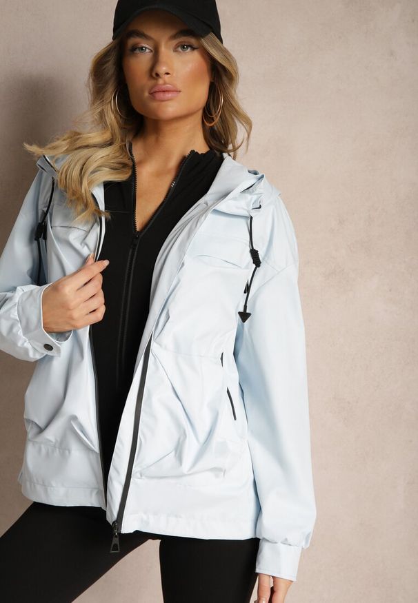 Renee - Jasnoniebieska Kurtka o Fasonie Wiatrówki Ozdobiona Kieszeniami Bralisa. Okazja: na co dzień, na spacer. Kolor: niebieski. Wzór: aplikacja. Styl: sportowy, casual, elegancki