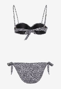 Born2be - Ciemnoszare Dwuczęściowe Bikini Góra z Regulowanymi Ramiączkami Ozdobiona Metalową Klamrą Dół Majtki Typu Figi Wiązane po Bokach Zelmarie. Kolor: szary. Wzór: aplikacja #3