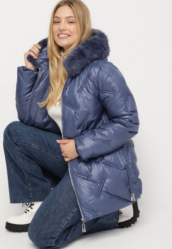 Born2be - Niebieska Pikowana Kurtka z Kapturem z Odpinanym Futerkiem Sevea. Okazja: na spacer. Typ kołnierza: kaptur. Kolekcja: plus size. Kolor: niebieski. Materiał: futro. Styl: klasyczny, sportowy