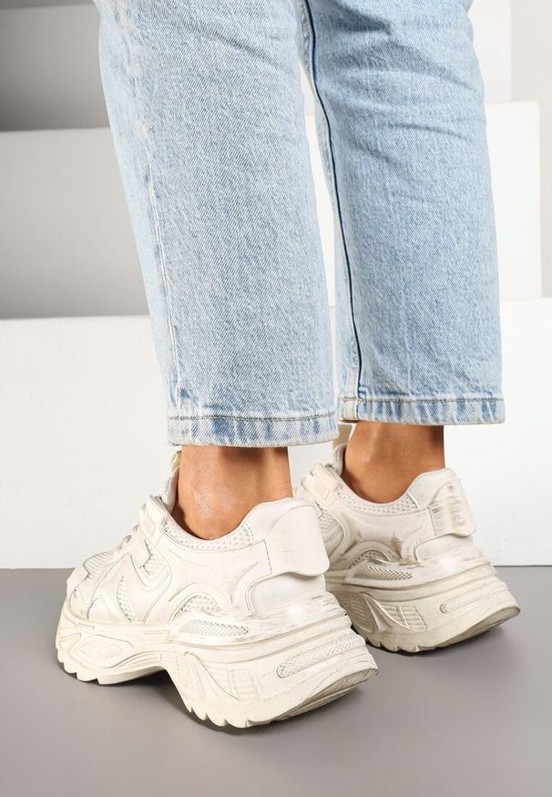 Born2be - Beżowe Sneakersy na Grubej Podeszwie z Tłoczeniami Sadeoriel. Okazja: na co dzień. Zapięcie: sznurówki. Kolor: beżowy. Materiał: jeans