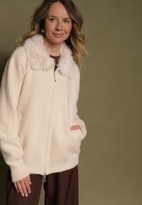 Born2be - Beżowy Kardigan z Wełną z Futrzanym Kołnierzem Zapinany na Suwak Sistte. Okazja: na co dzień. Kolor: beżowy. Materiał: wełna, futro. Długość rękawa: długi rękaw. Długość: długie. Styl: casual #1