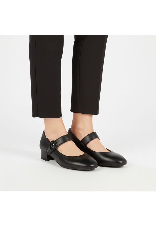 Czółenka damskie Rieker, stabilny niski obcas klasyczny fason pasek z zapięciem miękka cholewka wygodne dopasowanie elegancki charakter, czarne, 4345. Zapięcie: pasek. Kolor: czarny. Szerokość cholewki: normalna. Obcas: na obcasie. Styl: elegancki, klasyczny. Wysokość obcasa: niski