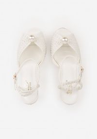 Renee - Białe Sandały Peep Toe na Szpilce z Perełkami i Paskiem z Klamerką Velaniella. Okazja: na ślub cywilny, na wesele. Nosek buta: otwarty. Zapięcie: pasek. Kolor: biały. Materiał: jeans, koronka. Wzór: aplikacja, koronka. Obcas: na szpilce. Styl: elegancki #6