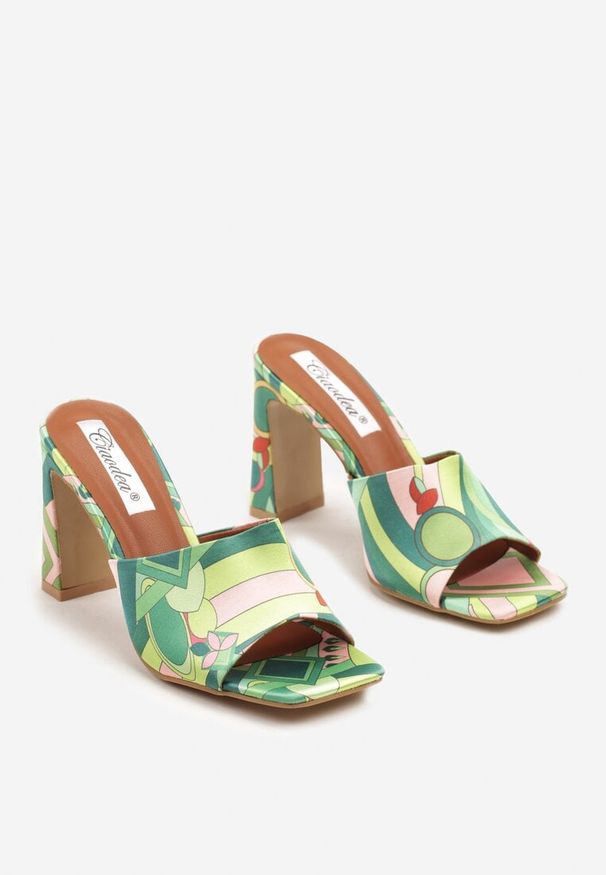Renee - Zielone Klapki na Słupku Ozdobione Geometrycznym Motywem Tizana. Okazja: na co dzień. Kolor: zielony. Materiał: jeans. Wzór: aplikacja, geometria. Obcas: na słupku. Styl: elegancki, casual