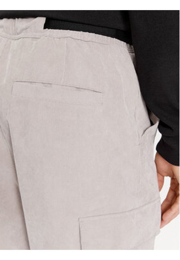 Calvin Klein Jeans Spodnie materiałowe J30J324035 Szary Relaxed Fit. Kolor: szary. Materiał: syntetyk