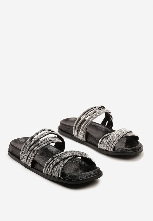 Renee - Czarne Klapki z Brokatową Podeszwą i Paskami z Cyrkoniami Triaemilia. Kolor: czarny. Sezon: lato. Obcas: na płaskiej podeszwie. Styl: elegancki