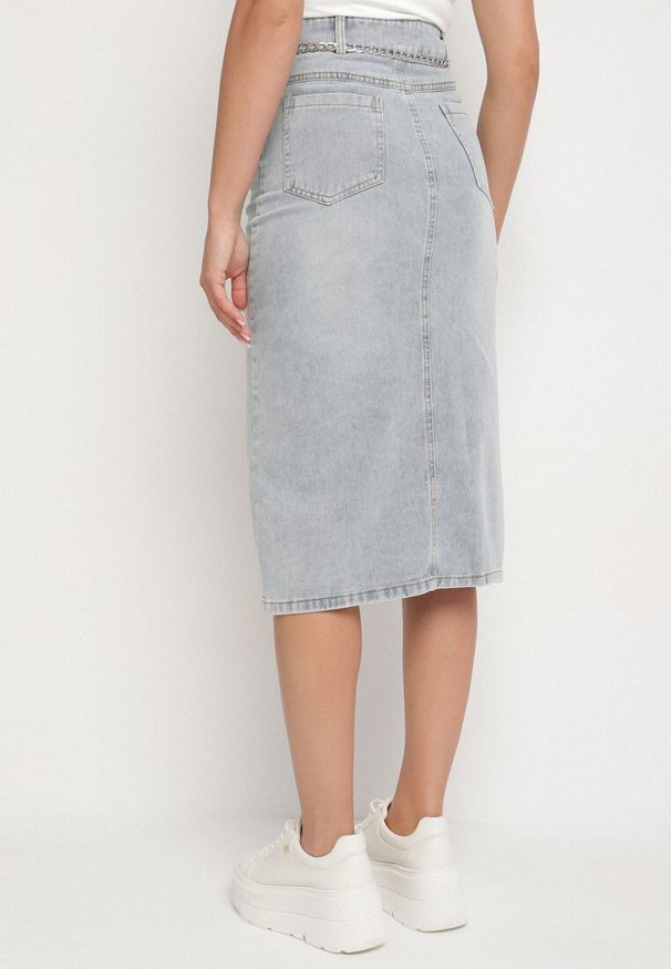 Born2be - Jasnoniebieska Bawełniana Spódnica Jeansowa Ozdobiona Łańcuchem Lilisela. Okazja: na co dzień. Kolor: niebieski. Materiał: bawełna, jeans. Wzór: aplikacja. Styl: casual, elegancki, klasyczny