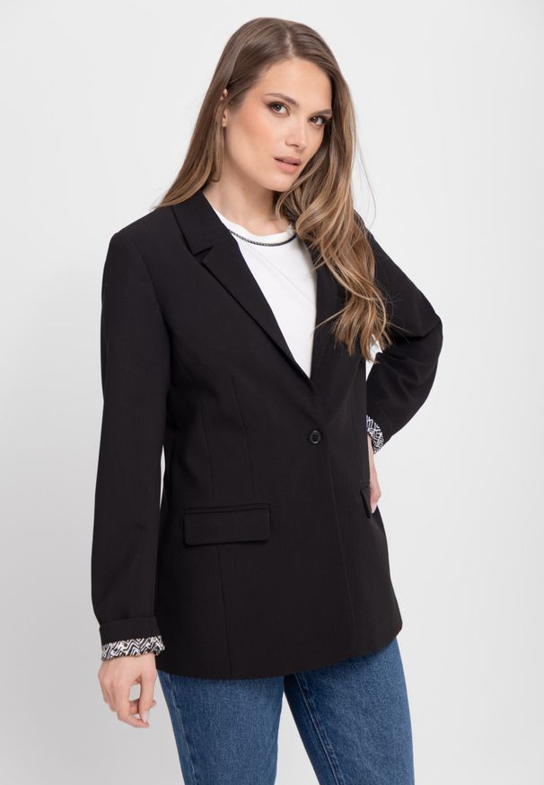 Volcano - Czarna marynarka damska JB-KADIA. Okazja: na co dzień, na spotkanie biznesowe. Kolor: czarny. Długość: długie. Wzór: gładki. Styl: biznesowy, klasyczny, casual