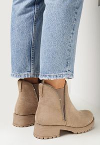Born2be - Ciemnobeżowe Botki z Wstawką w Cyrkonie Papines. Kolor: beżowy. Sezon: jesień #3
