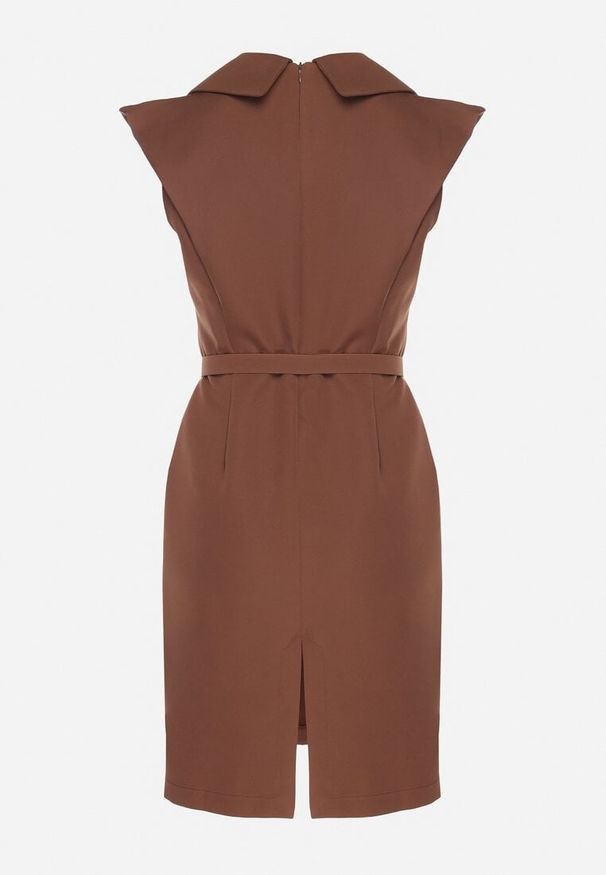 Born2be - Brązowa Dopasowana Sukienka Ozdobiona Paskiem z Klamrą Nandelli. Okazja: na spotkanie biznesowe. Typ kołnierza: dekolt w kształcie V. Kolor: brązowy. Wzór: aplikacja. Typ sukienki: dopasowane. Styl: biznesowy