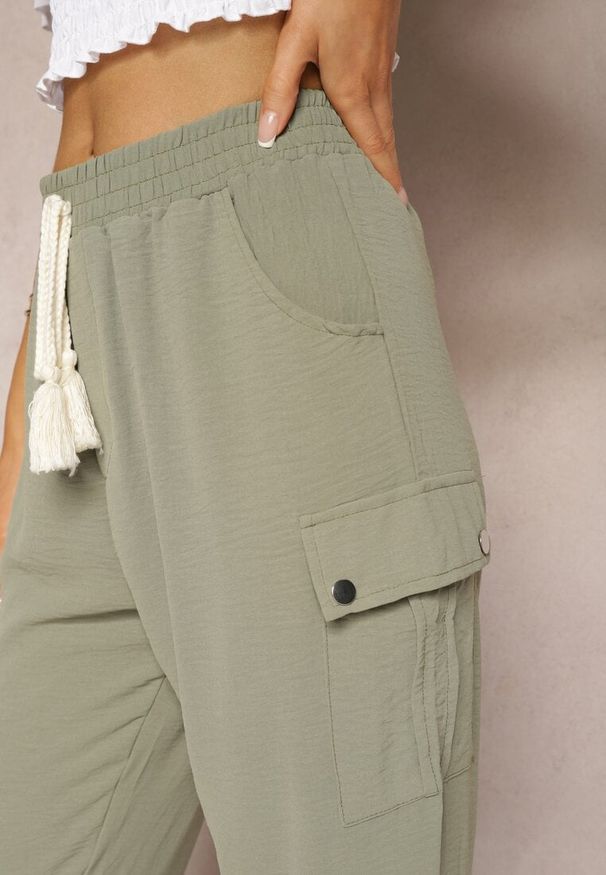 Renee - Ciemnozielone Spodnie Cargo High Waist Wykończone Gumką w Pasie Nellindra. Okazja: na co dzień. Stan: podwyższony. Kolor: zielony. Materiał: jedwab. Styl: klasyczny, elegancki, casual