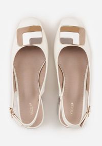 Born2be - Białe Czółenka VICES na Obcasie z Odkrytą Piętą i Kwadratową Ozdobą Petinilla. Okazja: na co dzień, do pracy. Zapięcie: sprzączka. Kolor: biały. Materiał: jeans. Wzór: aplikacja. Obcas: na obcasie. Styl: casual, klasyczny, elegancki. Wysokość obcasa: średni #8