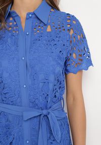 Born2be - Niebieska Ażurowa Sukienka Koszulowa Midi z Wiązanym Paskiem Pamy. Kolor: niebieski. Materiał: koronka, materiał. Długość rękawa: krótki rękaw. Wzór: ażurowy. Typ sukienki: koszulowe. Styl: klasyczny. Długość: midi #4