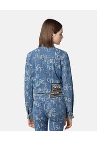 Versace Jeans Couture - VERSACE JEANS COUTURE - Jeansowa kurtka z logo. Kolor: niebieski. Materiał: materiał. Długość rękawa: długi rękaw. Długość: długie. Wzór: aplikacja. Styl: klasyczny #4