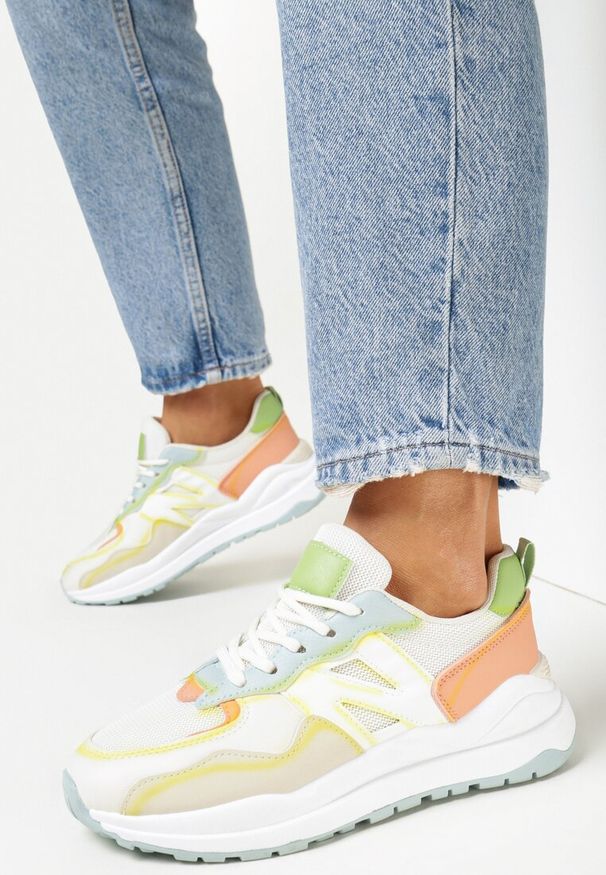 Born2be - Biało-Pomarańczowe Sneakersy z Ozdobnymi Przeszyciami Leostia. Kolor: biały. Wzór: aplikacja