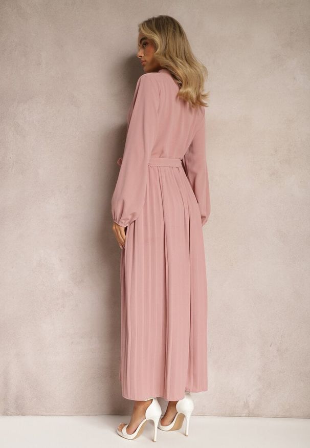 Renee - Ciemnoróżowa Rozkloszowana Sukienka Maxi Plisowana Wiązana w Pasie Terilla. Kolor: różowy. Materiał: materiał. Typ sukienki: koszulowe. Długość: maxi