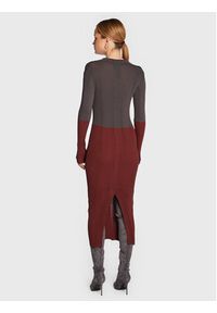 Remain Sukienka dzianinowa Joy LS Knit RM1513 Bordowy Slim Fit. Kolor: czerwony. Materiał: dzianina, wiskoza