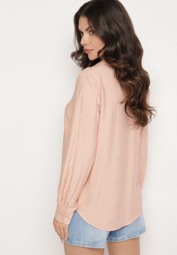 Born2be - Różowa Wiskozowa Koszula z Haftowanymi Sercami Kollireia. Okazja: na co dzień. Typ kołnierza: kołnierzyk klasyczny. Kolor: różowy. Długość: długie. Wzór: haft. Materiał: wiskoza. Długość rękawa: długi rękaw. Sezon: wiosna. Styl: casual, klasyczny