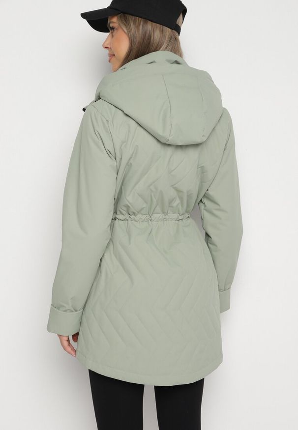 Born2be - Jasnozielona Pikowana Kurtka Parka z Odpinanym Kapturem na Suwak Ściągana w Talii Ericeas. Okazja: na co dzień. Kolor: zielony. Materiał: jeans. Długość rękawa: długi rękaw. Długość: długie. Styl: sportowy, wizytowy, elegancki, casual