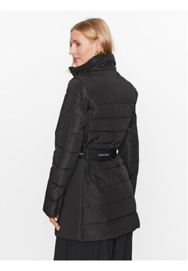 Calvin Klein Płaszcz zimowy K20K206977 Czarny Regular Fit. Kolor: czarny. Materiał: syntetyk. Sezon: zima