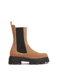 Kazar - Modne zamszowe botki typu chelsea na trepowej podeszwie. Kolor: brązowy. Materiał: zamsz. Szerokość cholewki: normalna. Wzór: moro. Styl: militarny #1