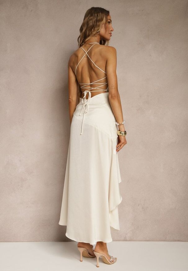 Renee - Jasnobeżowa Sukienka Vices o Rozkloszowanym Kroju z Odkrytymi Plecami i Gorsetowym Wiązaniem Natiere. Typ kołnierza: dekolt gorset. Kolor: beżowy. Sezon: lato. Typ sukienki: gorsetowe. Styl: elegancki