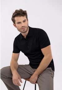 Volcano - Dzianinowa polówka O-MORO. Okazja: na co dzień. Typ kołnierza: polo. Kolor: czarny. Materiał: dzianina. Wzór: moro. Styl: klasyczny, casual, elegancki