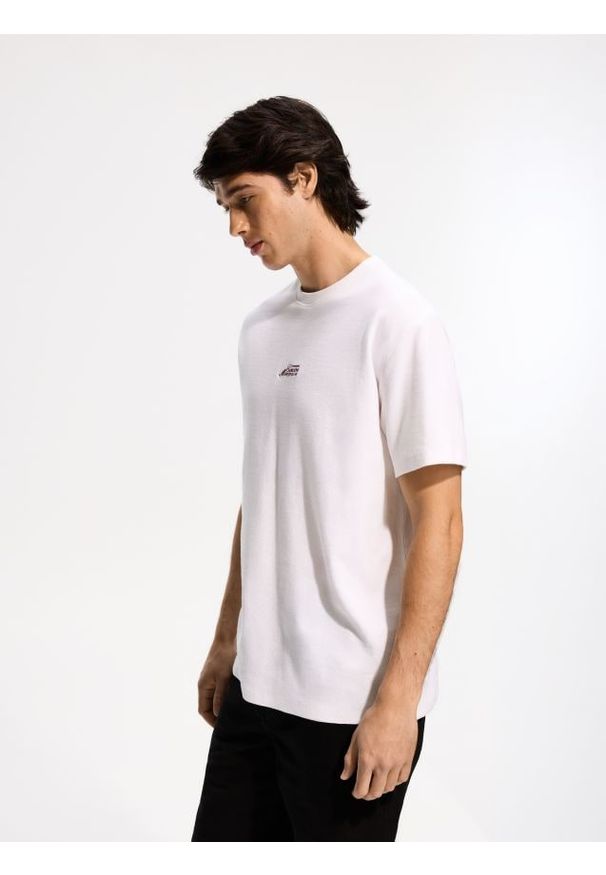 Reserved - Strukturalny t-shirt comfort fit - biały. Kolor: biały. Materiał: bawełna, dzianina