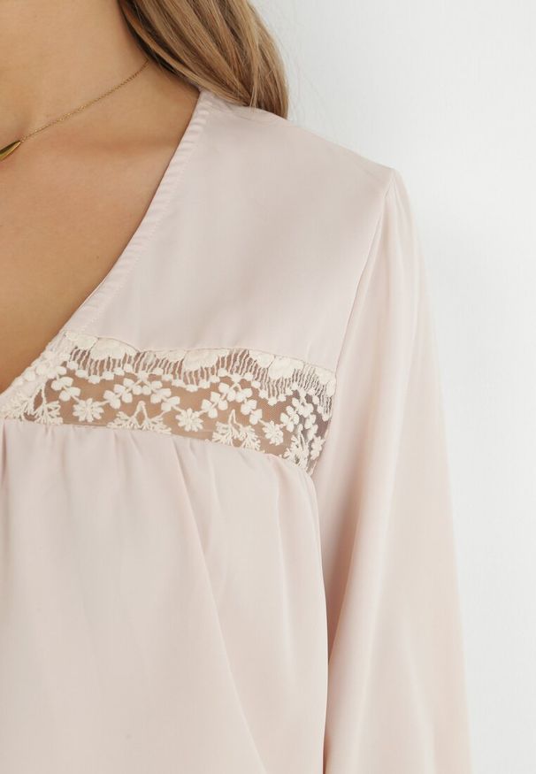Born2be - Jasnobeżowa Bluzka z Haftem Destyn. Kolor: beżowy. Materiał: tiul, koronka. Długość rękawa: długi rękaw. Długość: długie. Wzór: haft