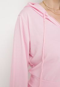 Born2be - Jasnoróżowy 2-częściowy Komplet Dresowy Krótka Bluza z Kapturem Spodnie z Gumką w Pasie Faelle. Kolor: różowy. Materiał: dresówka #6