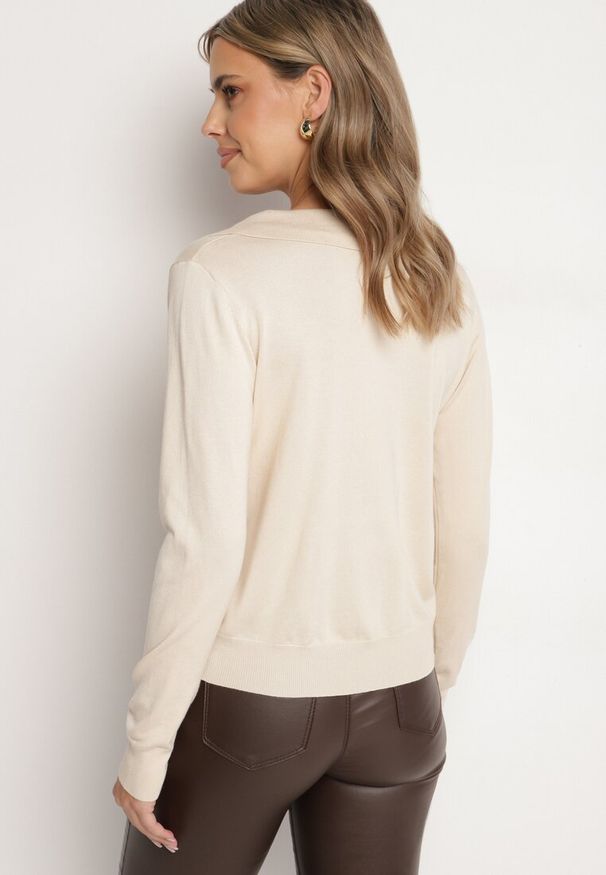 Born2be - Beżowy Sweter z Wiskozą Ozdobiony Kołnierzykiem i Ściągaczami Ceada. Okazja: na co dzień, na spotkanie biznesowe, do pracy. Kolor: beżowy. Materiał: wiskoza. Długość rękawa: długi rękaw. Długość: długie. Wzór: aplikacja. Styl: elegancki, biznesowy, casual