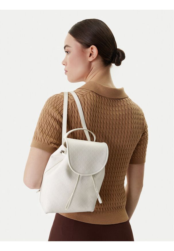 Calvin Klein Plecak Emblem Aop Mini Backpack LV04F3507G Biały. Kolor: biały. Materiał: skóra