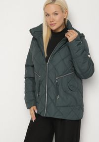 Born2be - Ciemnozielona Pikowana Kurtka z Kapturem i Ozdobnymi Suwakami Carnaye. Okazja: na co dzień, na spacer. Typ kołnierza: kaptur. Kolekcja: plus size. Kolor: zielony. Materiał: jeans. Styl: sportowy, casual, elegancki